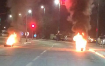  بالفيديو: ليلة ساخنة في اللد - اشعال النيران بإطارات في حي جني افيف 